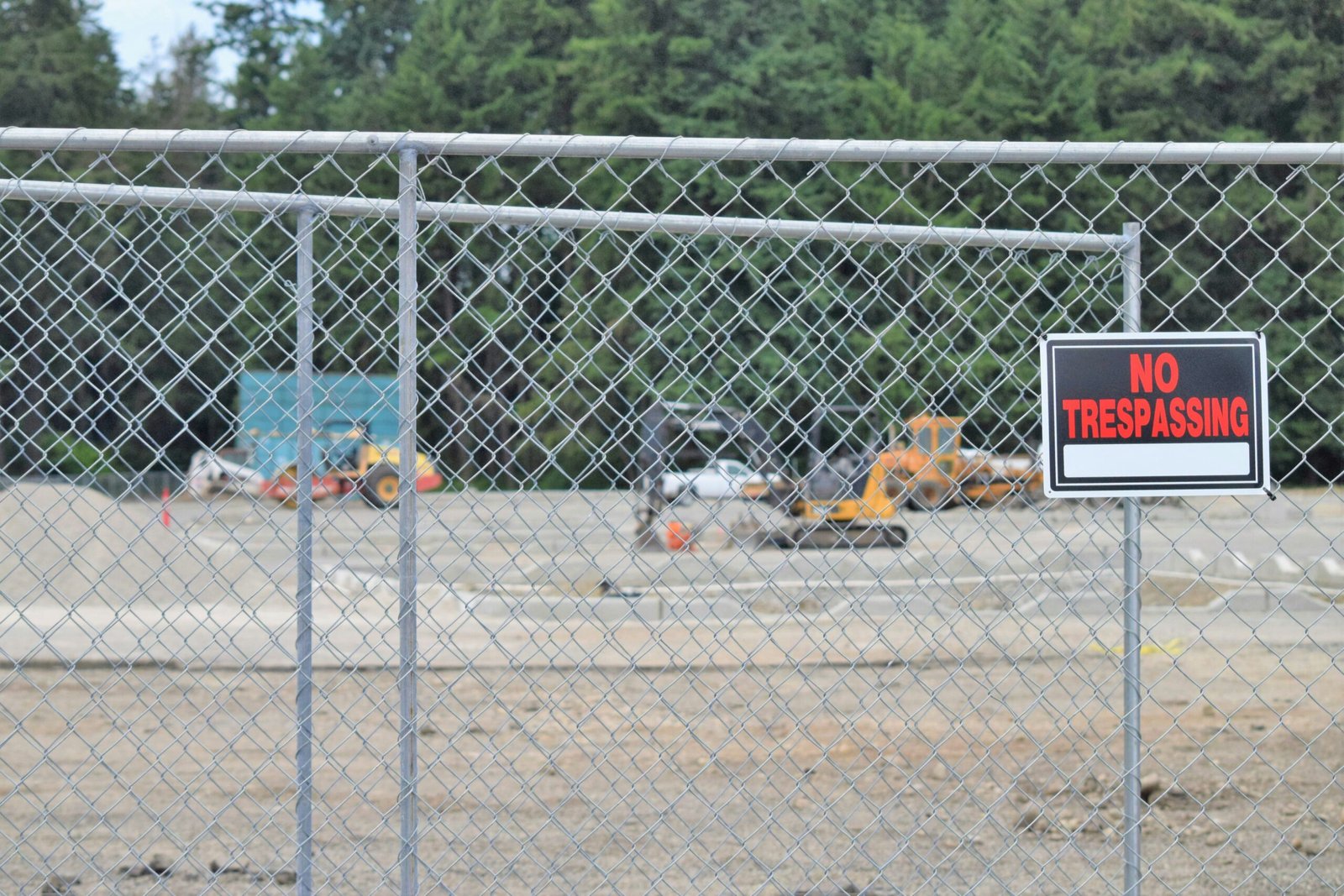 a no trespassion sign on a chain link fence